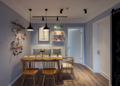 蓝色+原木：他的家温馨简单又充实！