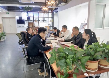 鸿图装饰内部员工培训会：因为专业 所以放心